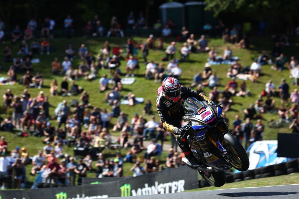 SBK: BSB: Ray rovina la festa Kawasaki nella Superpole di Cadwell Park