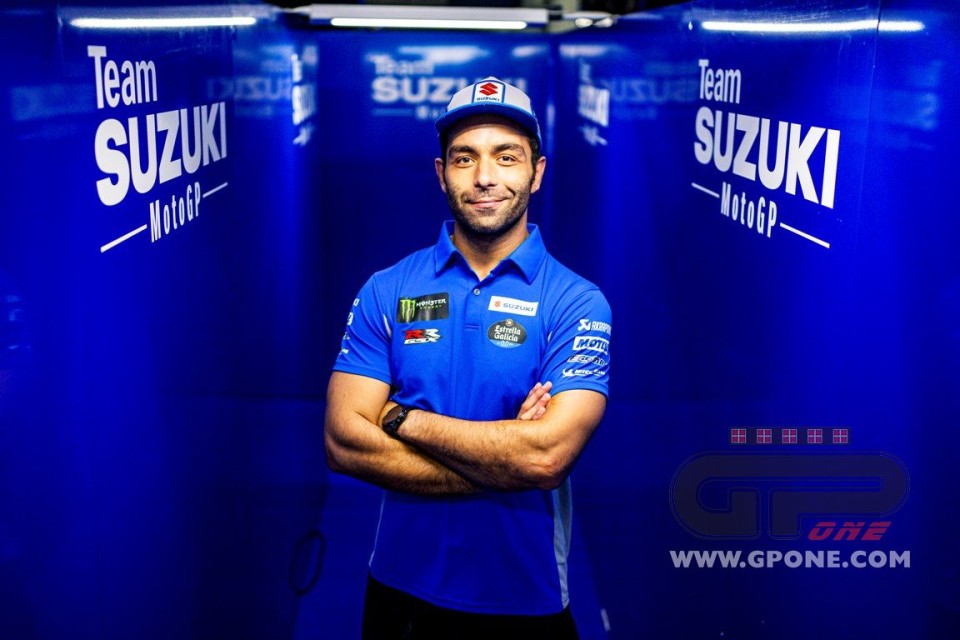 MotoGP: Petrucci il Giramondo è arrivato a Buriram: eccolo con i colori Suzuki