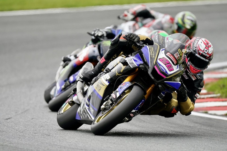 SBK: Disastro McAMS Yamaha ad Oulton Park, Ray in fuga nel BSB