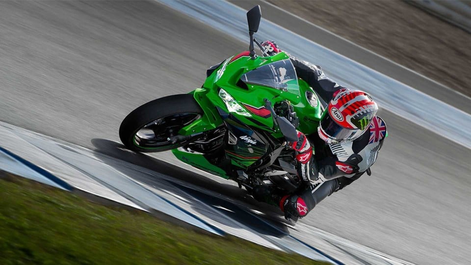 Moto - News: Kawasaki Ninja ZX-25R e ZX-25RR 2023: arriva, ma solo in Indonesia