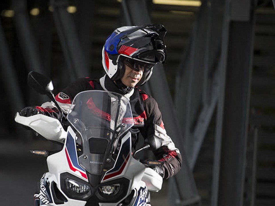 Moto - News: Caberg Tourmax, il casco adventure apribile si rinnova