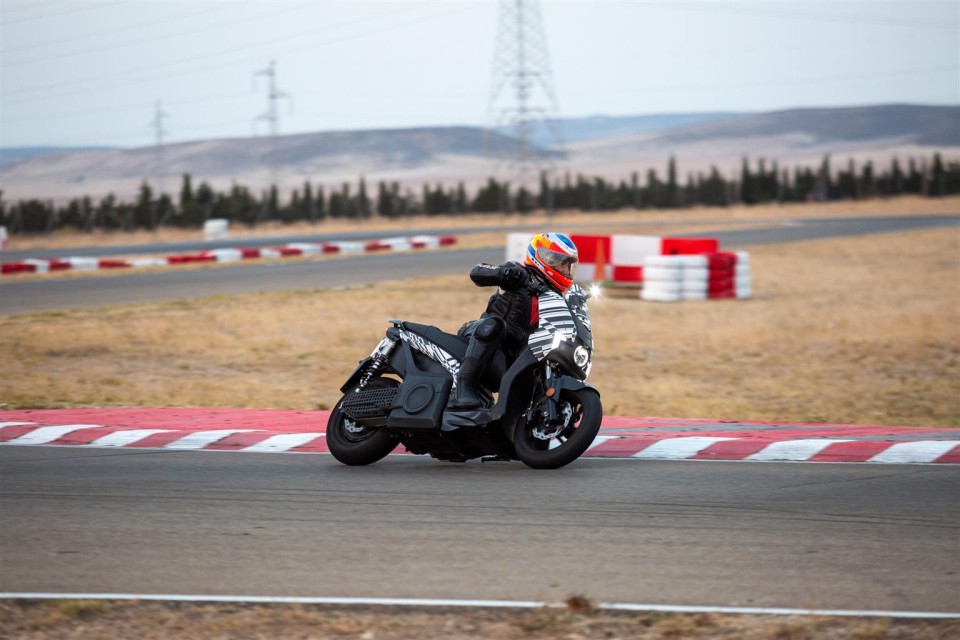 Moto - Scooter: Seat Mò 125 Performance si aggiudica due Guinness World Records