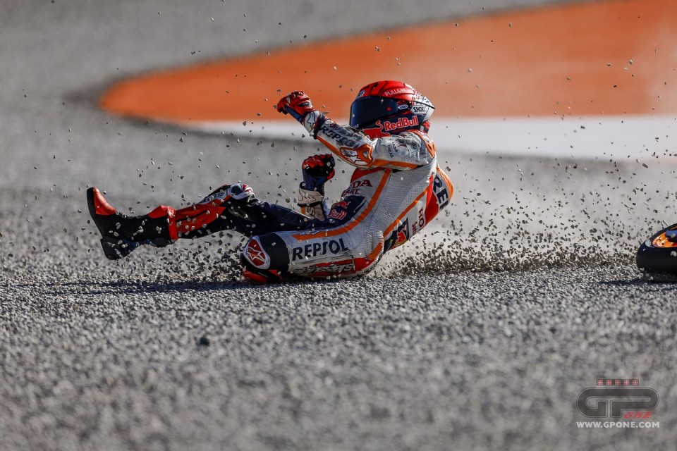 MotoGP: VIDEO - Marquez cade in FP2 a Valencia: due errori per Marc, ma chiude 4°