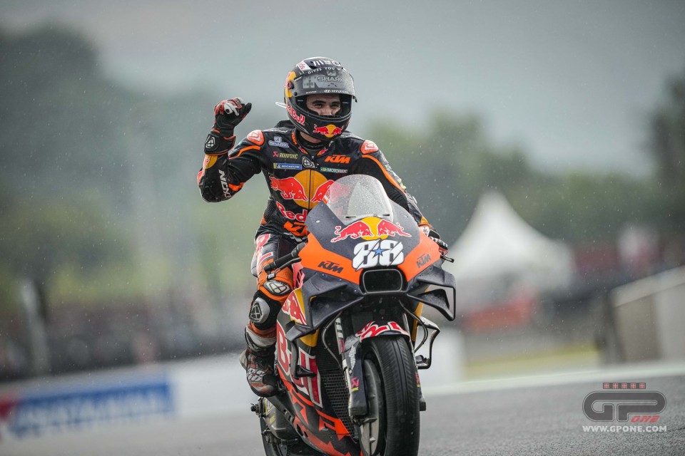 MotoGP: Oliveira emerge dalla pioggia in Thailandia, Miller 2°, Bagnaia 3°. Disastro Quartararo