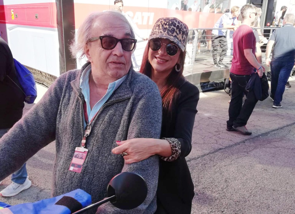 MotoGP: Carlo Pernat incontra la pornostar Selen nel paddock di Valencia