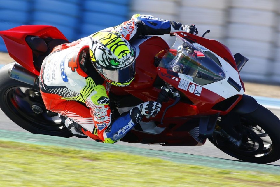 SBK: Axel Bassani scende in pista a Jerez con la nuova Ducati V4