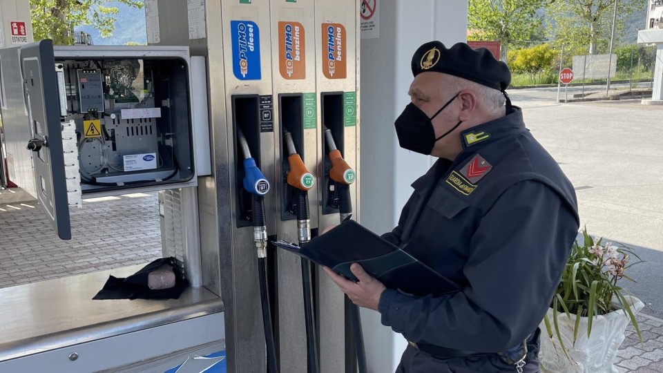 Auto - News: GdF: i prezzi della benzina sono irregolari in quattro impianti su dieci