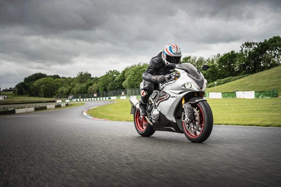 Moto - News: Norton: via alle consegne della superbike V4SV