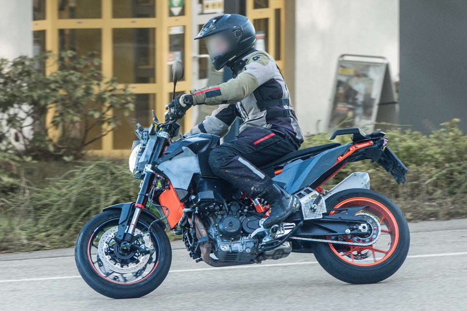 Moto - News: GasGas ES900 ed SM900: le foto spia delle nuove moto spagnole