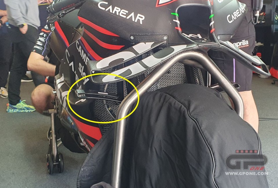 MotoGP: Aprilia piena di ali a Portimao: ne spuntano su forcella e forcellone!