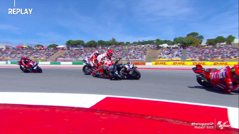 MotoGP: VIDEO - Marc Marquez sbaglia e centra Oliveira: le immagini