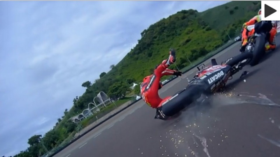 SBK: Mandalika: Rinaldi falls and almost drags Bassani down with him!