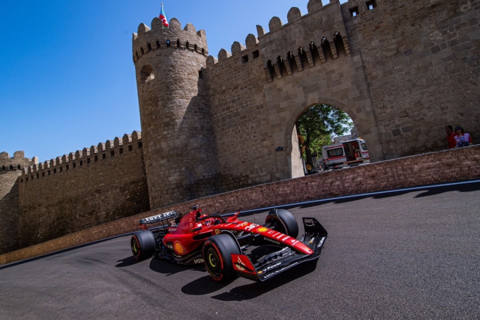 Auto - News: F1, Leclerc fa sognare la Ferrari a Baku: è pole anche nelle Qualifiche Shootout