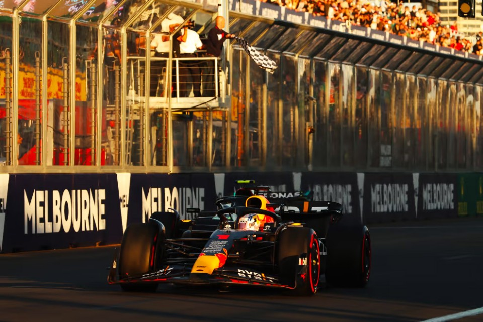 Auto - News: VIDEO - Verstappen domina nel caos in Australia: 2° Hamilton, 3° Alonso