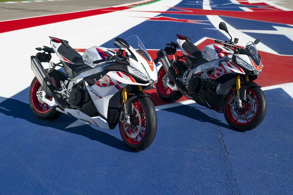 Moto - News: Aprilia RSV4 Factory e Tuono V4 Factory Speed White: due meravigliose 