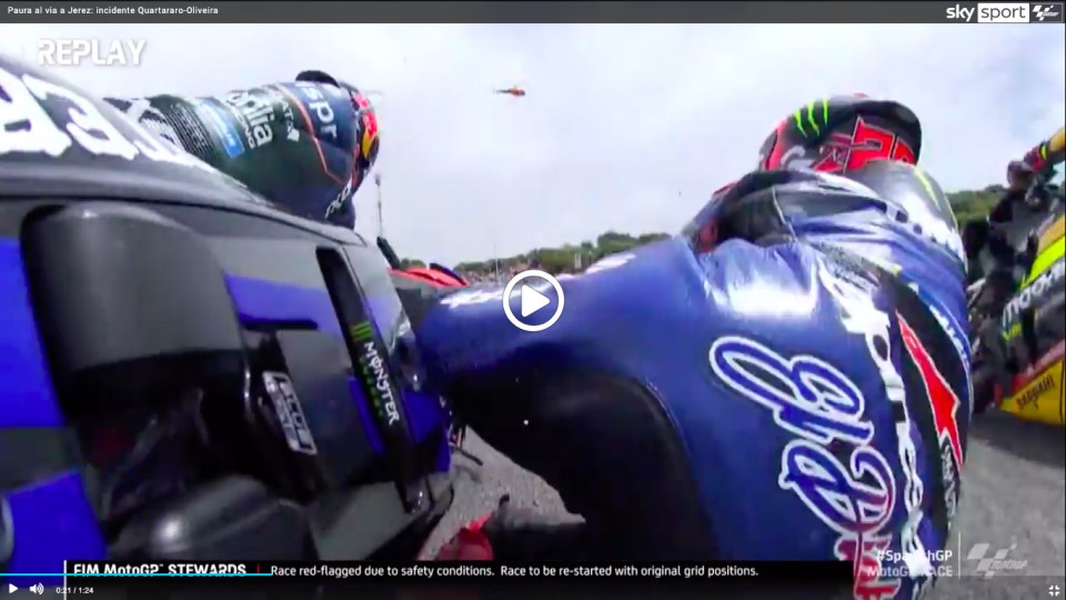 MotoGP: VIDEO - L'incidente tra Quartararo e Oliveira nel 1° giro a Jerez