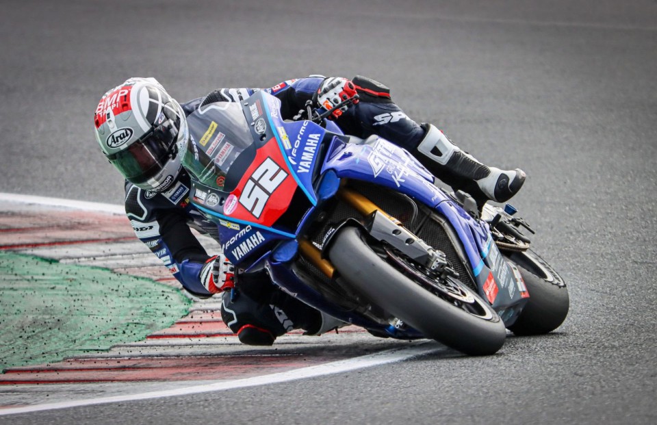 SBK: CIV: Alessandro Delbianco sugli scudi a Misano, osservando Michele Pirro in MotoGP