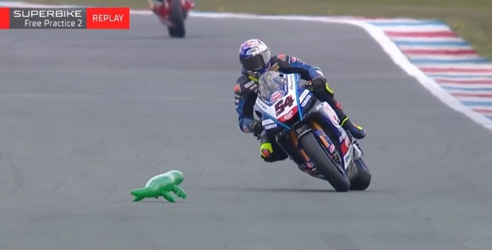 SBK: Incredibile ad Assen: Toprak si trova un coccodrillo gonfiabile in piena traiettoria
