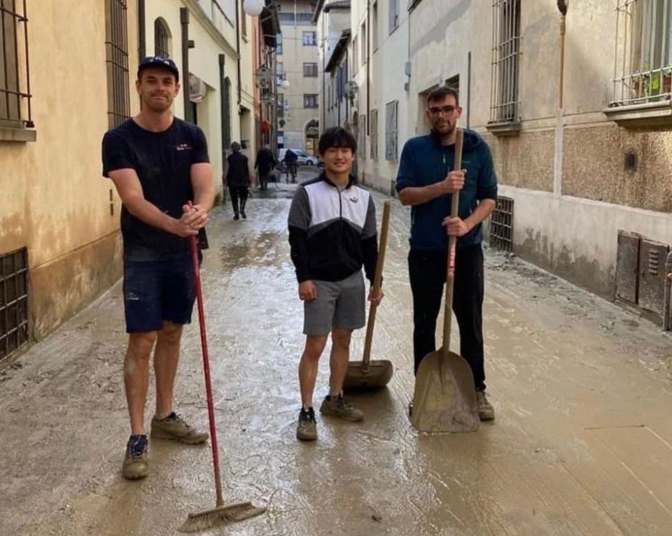 Auto - News: Yuki Tsunoda takes to the streets in Faenza to shovel mud