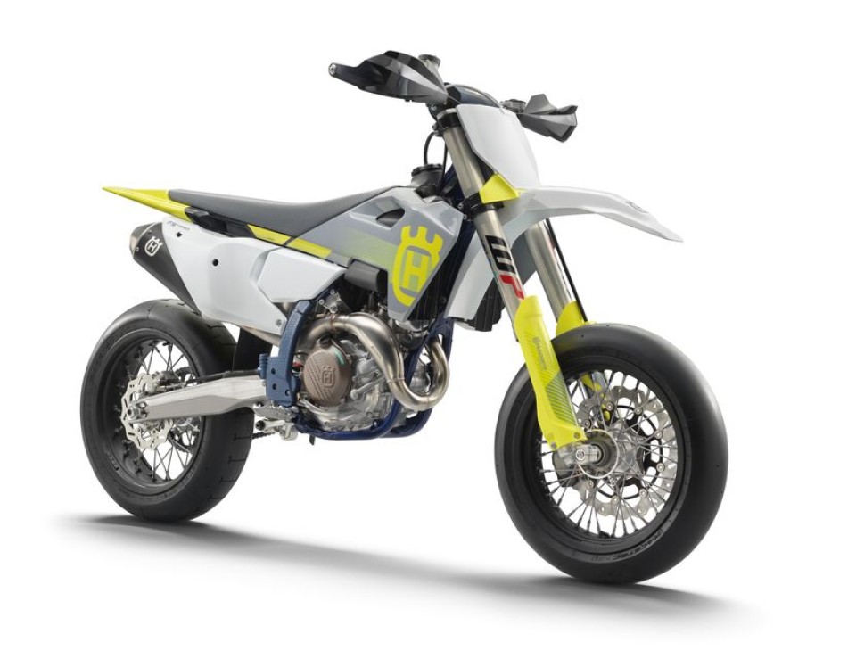 Moto - News: Husqvarna Motorcycles FS 450 MY2024: la supermoto si rifà il look