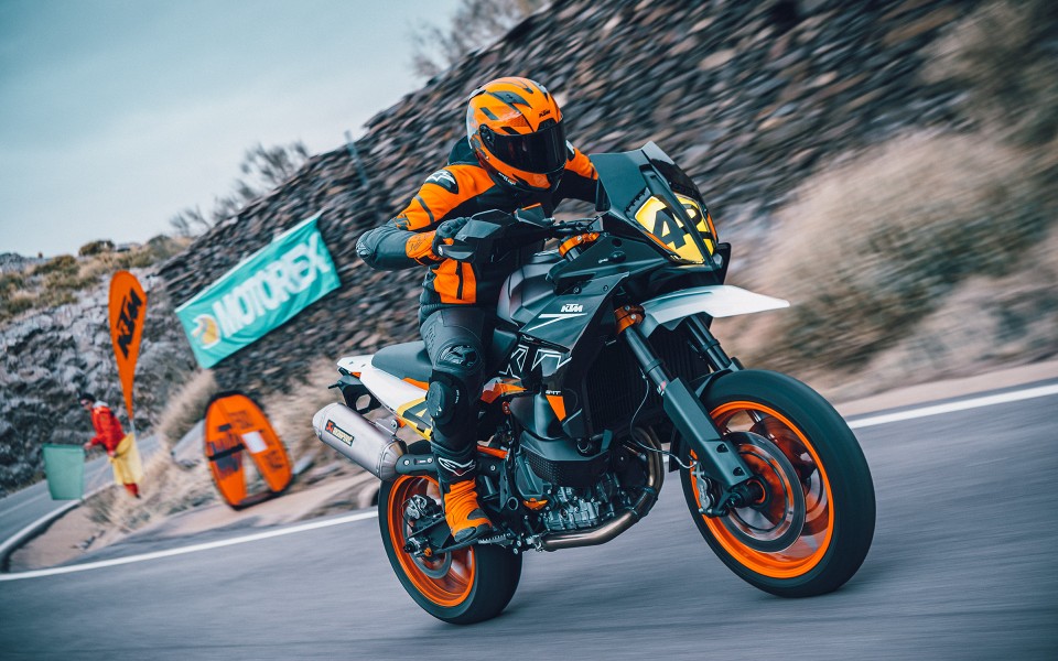 Moto - News: KTM 890 SMT: via ai test ride per i clienti "arancioni" e non solo