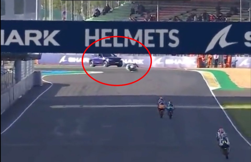 Moto3: INCREDIBLE: A car on the track during FP1 Moto3 at Le Mans