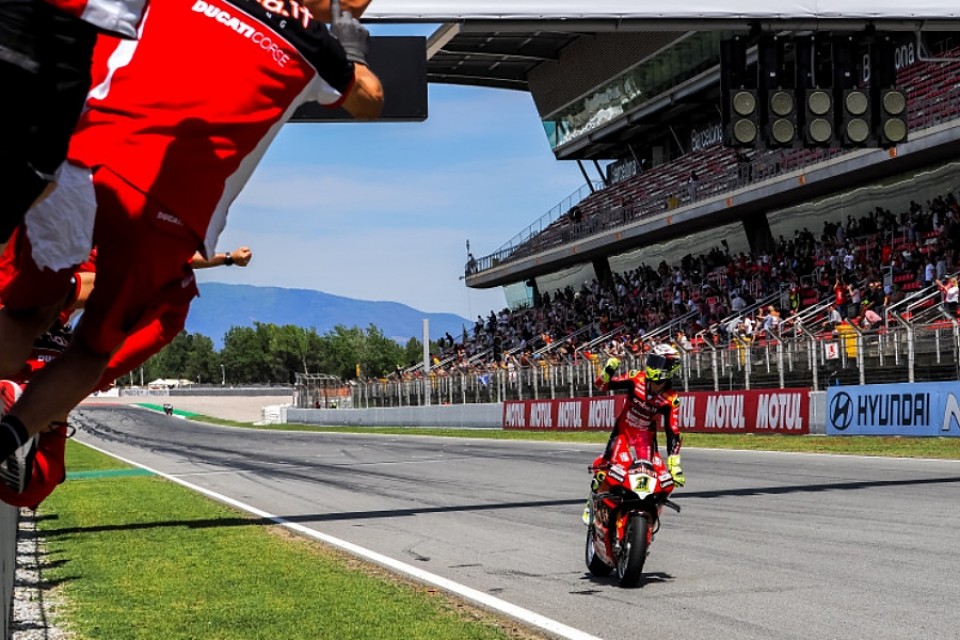 SBK: Bautista conquistador a Barcellona, Toprak frega Rinaldi all'ultima curva