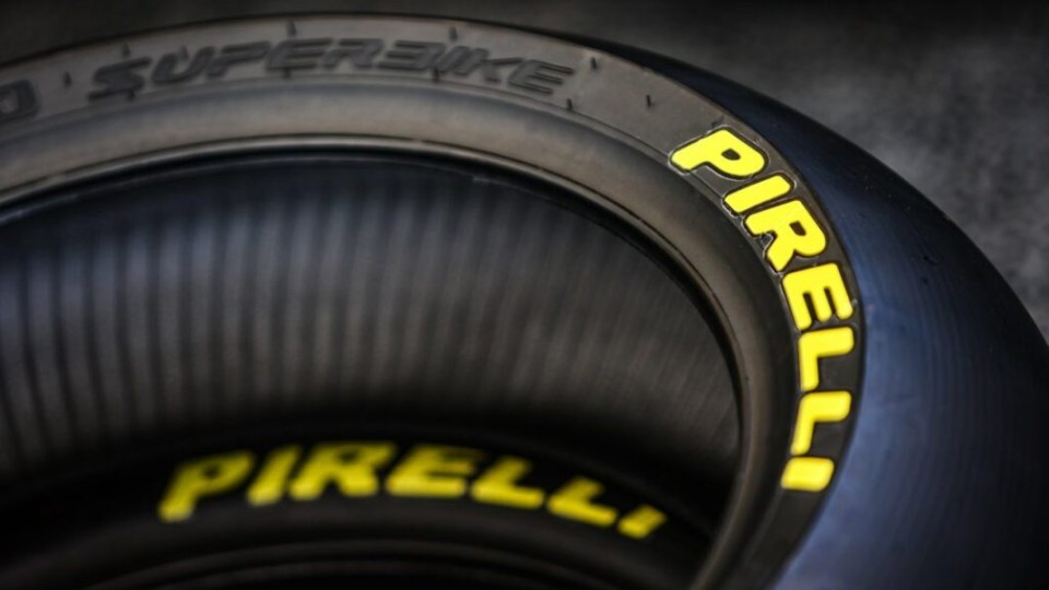SBK: Pirelli sorprende: a Barcellona debutta una nuova gomma morbida anteriore