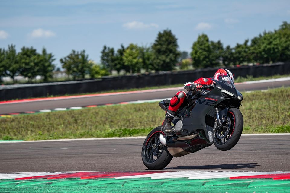 Moto - News: Ducati Panigale V2 2024: la nuova livrea Black on Black Livery