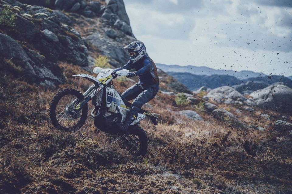 Moto - News: Husqvarna Motorcycles: ecco le nuove enduro 2024 a 2 e 4 Tempi