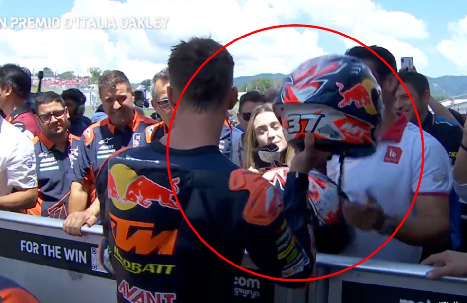 Moto2: Lo scambio 'sospetto' di caschi di Acosta: i team Moto2 fanno reclamo