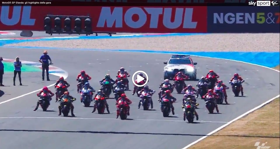 MotoGP: VIDEO - Gli highlights della vittoria di Bagnaia ad Assen: battuto Bezzecchi