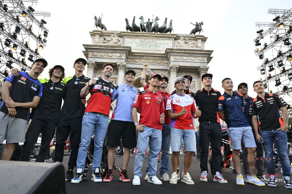 MotoGP: GALLERY - La MotoGP sfreccia a Milano: bagno di folla per i piloti 