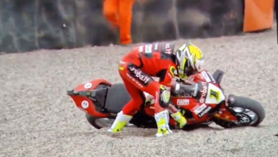 SBK: Anything and everything happened to Bautista in Superpole: he fell and reached the parc fermé on a scooter
