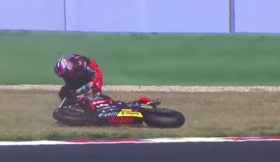 SBK: Michele Pirro va giù nel CIV Superbike a Misano: la caduta