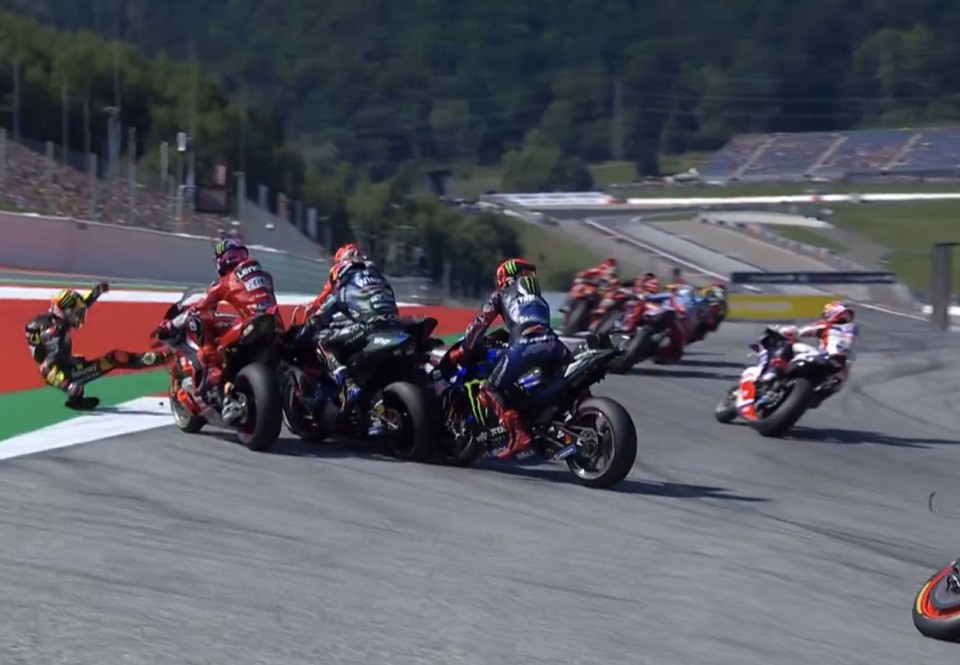 MotoGP: Bagnaia domina la Sprint dopo megacollisione al via. 2° Binder, 3° Martin