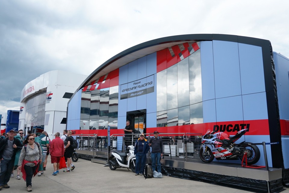 MotoGP: Camion alla dogana: rimandato il Master of Hospitality di Aprilia RNF