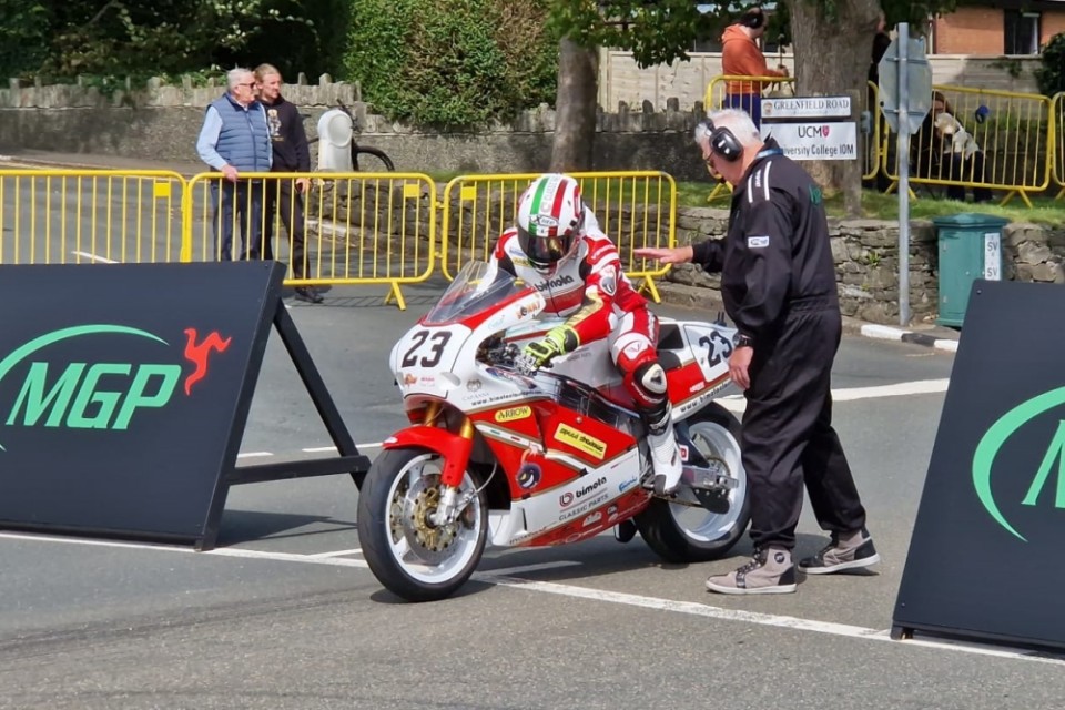 SBK: Si chiude anzitempo il Manx Grand Prix di Bonetti e della Bimota YB4 I.E. R