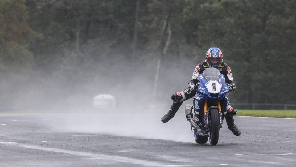 MotoAmerica: Gagne vince la prima gara della Medallia Superbike sotto una tempesta di pioggia a NJMP