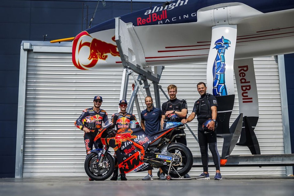 MotoGP: KTM solca la pista di Barcellona con una livrea che omaggia Alinghi