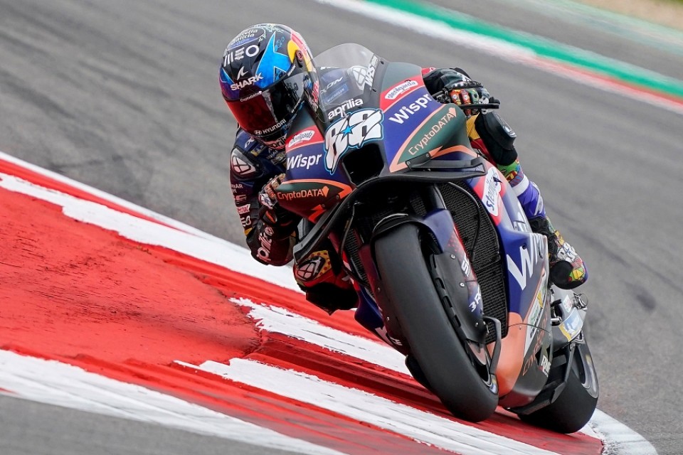 MotoGP: Oliveira scherza: “Aleix trova la moto troppo rigida? Non ha guidato la KTM”