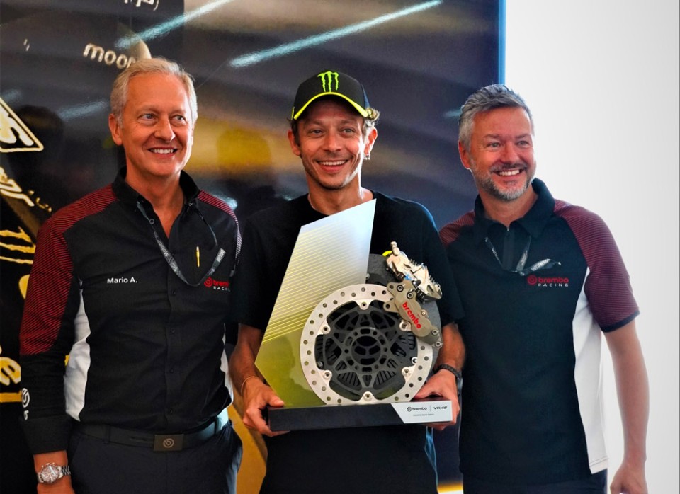 MotoGP: Brembo ha premiato Rossi a Misano con i dischi che ha usato in 125 e MotoGP