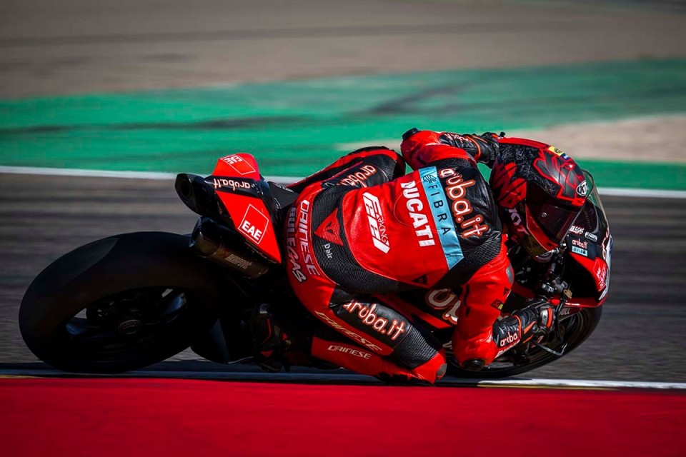 SBK: Bulega cala il bis in Gara 2 ad Aragon, ma Manzi gli rinvia la festa iridata