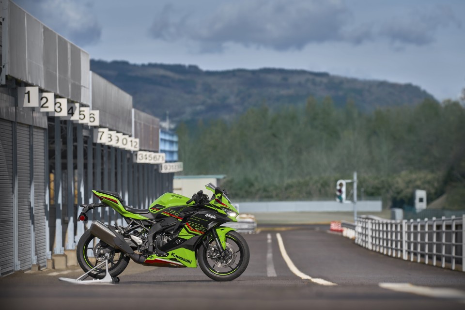 Moto - News: Kawasaki Ninja Trophy ZX – 4RR 2024: il nuovo monomarca 