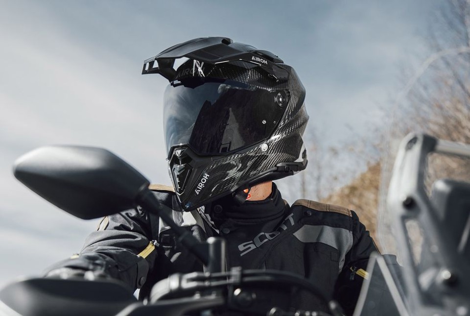 Moto - News: Airoh Commander 2: il casco crossover si rinnova profondamente