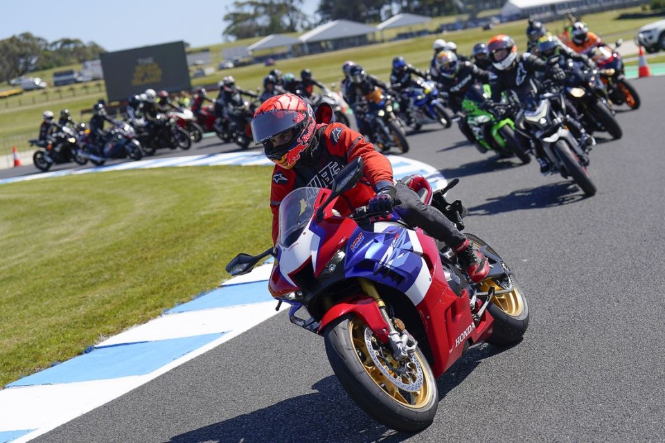 MotoGP: FOTO - Marc Marquez fa da 'guida' a 400 motociclisti a Phillip Island