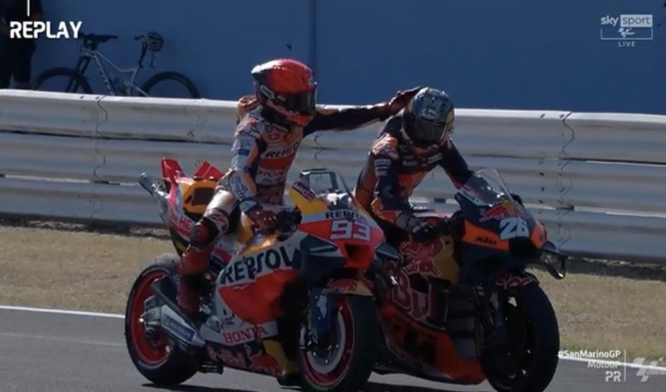 MotoGP: Una carezza nel pugno: Marc Marquez omaggia Dani Pedrosa per l'aiuto in FP2