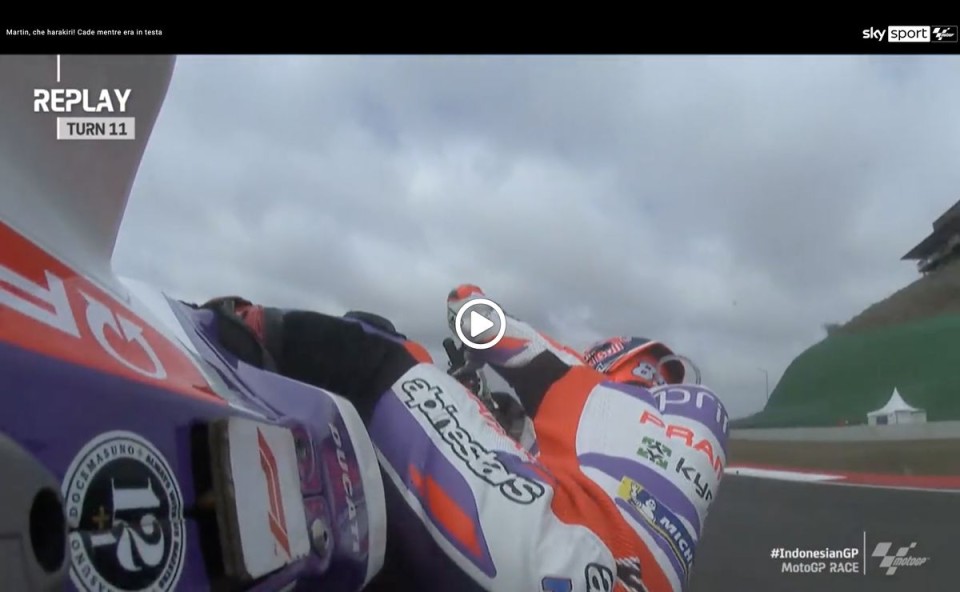 MotoGP: VIDEO - Jorge Martìn sbaglia e cade a Mandalika: vittoria buttata