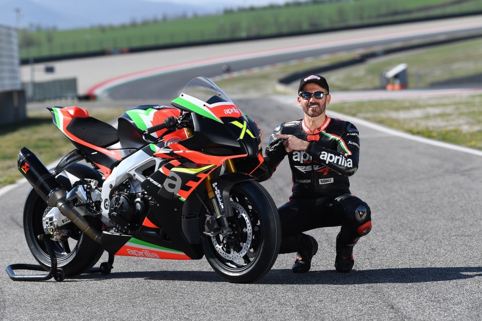 SBK: Max Biaggi irriducibile: a Valencia con l'Aprilia RSV4 x e Dani Pedrosa