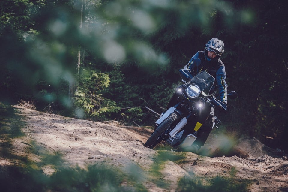 Moto - News: Husqvarna: promo “Viaggia con lei”, la Norden 901 che vuole viaggiare